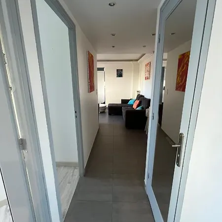 Daire Spacious & Bright 2 Bedroom In Center *